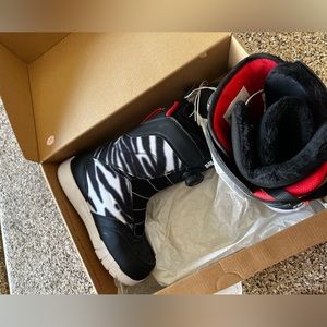 Womens 6.5 DC Snowboard Boots for sale! Only worn once.